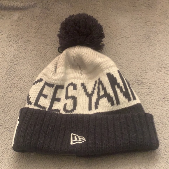 NWT New Era NY a Yankee Beanie with POMPOM - Picture 3 of 6